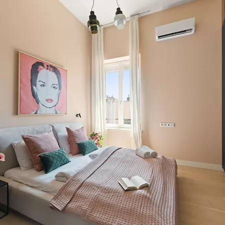 Steps From The Basilica Stylish 2br Hideaway Budapesta