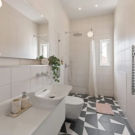 Apartament Steps From The Basilica Stylish 2br Hideaway