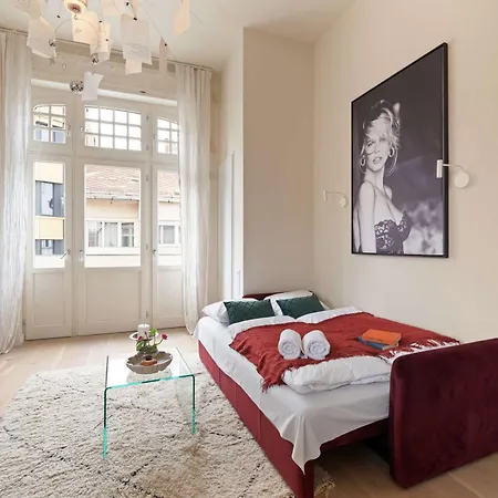 Steps From The Basilica Stylish 2br Hideaway * בודפשט