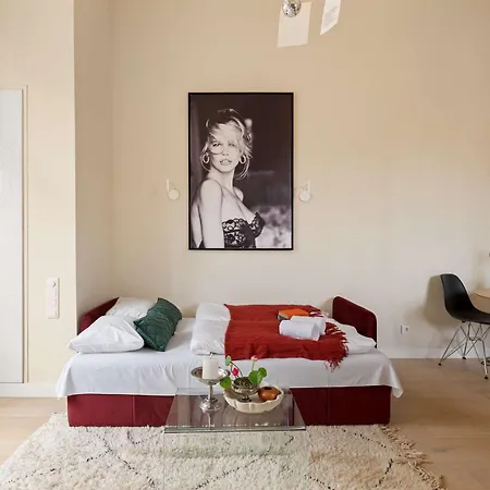 Steps From The Basilica Stylish 2br Hideaway בודפשט